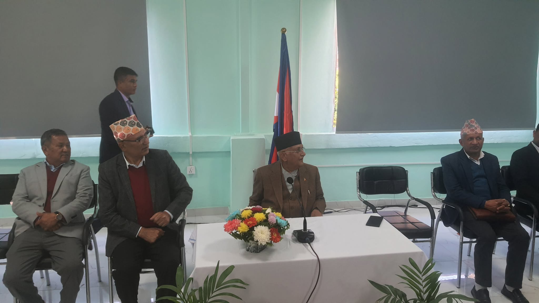 एमाले संसदीय दलको बैठक सुरु, ओली बोल्दै