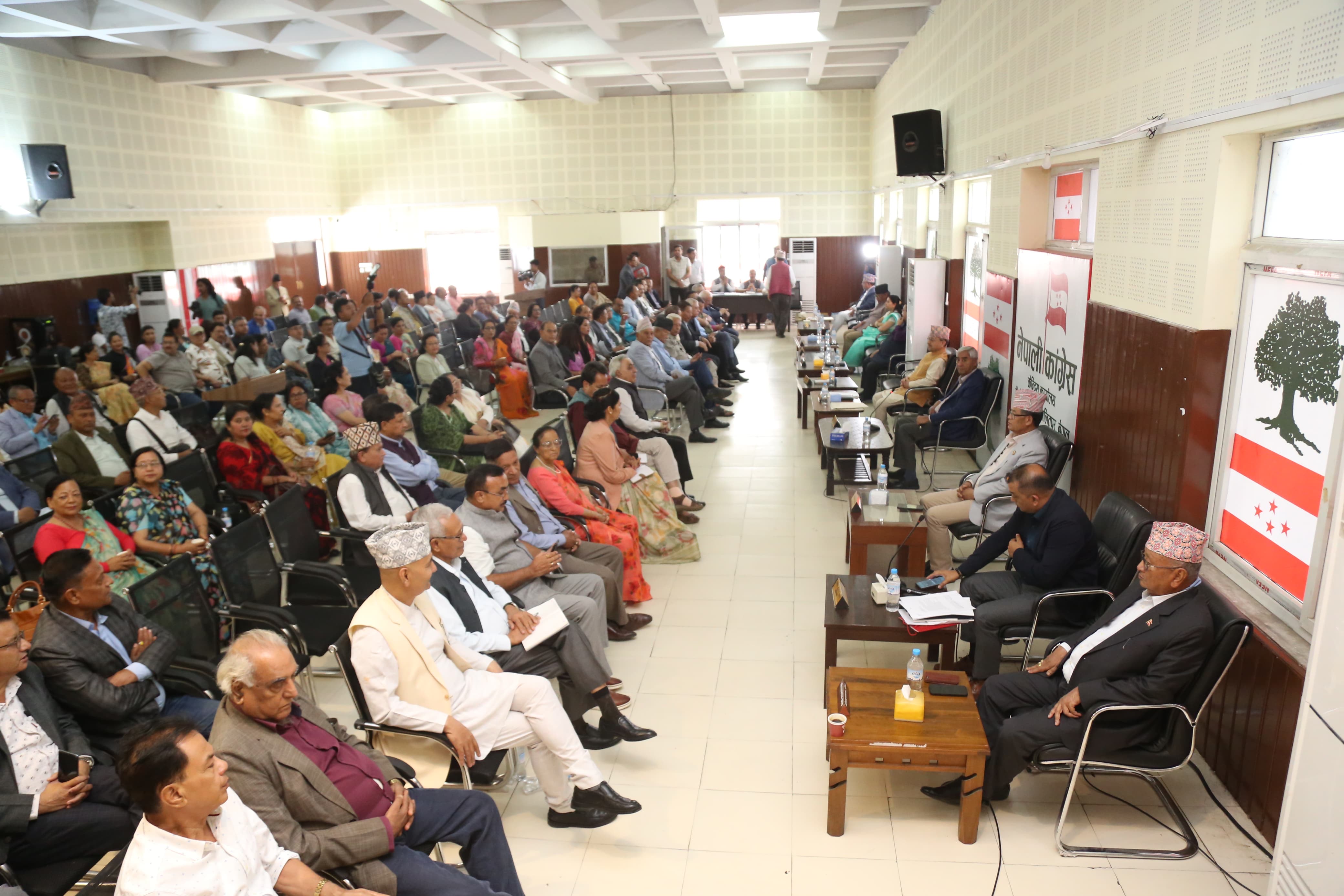 कांग्रेस बैठकमा गृहमन्त्रीको ब्रिफिङ– सरकार चलाउन समस्या छैन, विकल्प खोजिए ठीक ठाउँमा पुग्दैनौँ