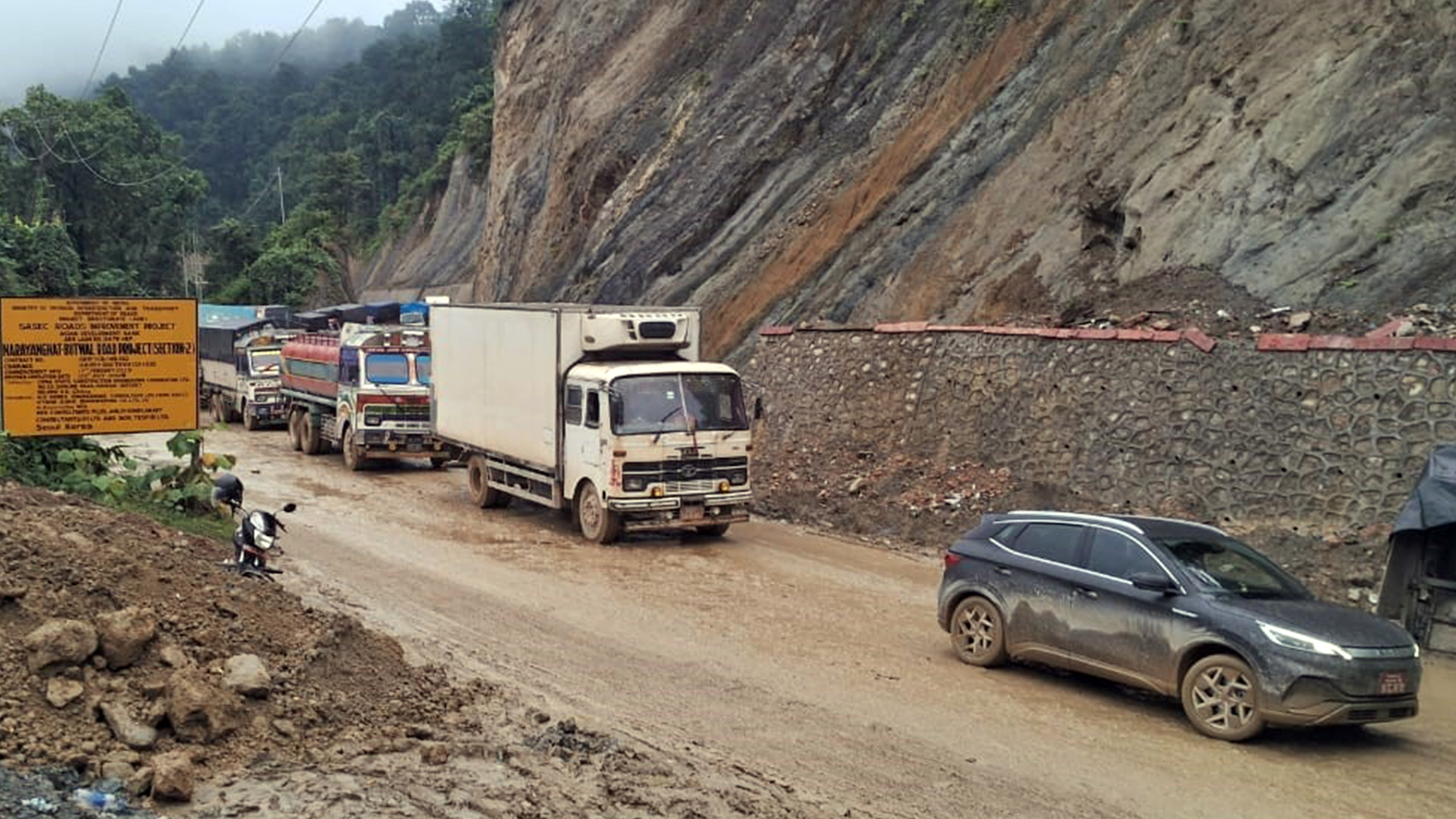 झरीपछि दाउन्ने सडक: हिलो र चिप्लोले यात्रुलाई सास्ती