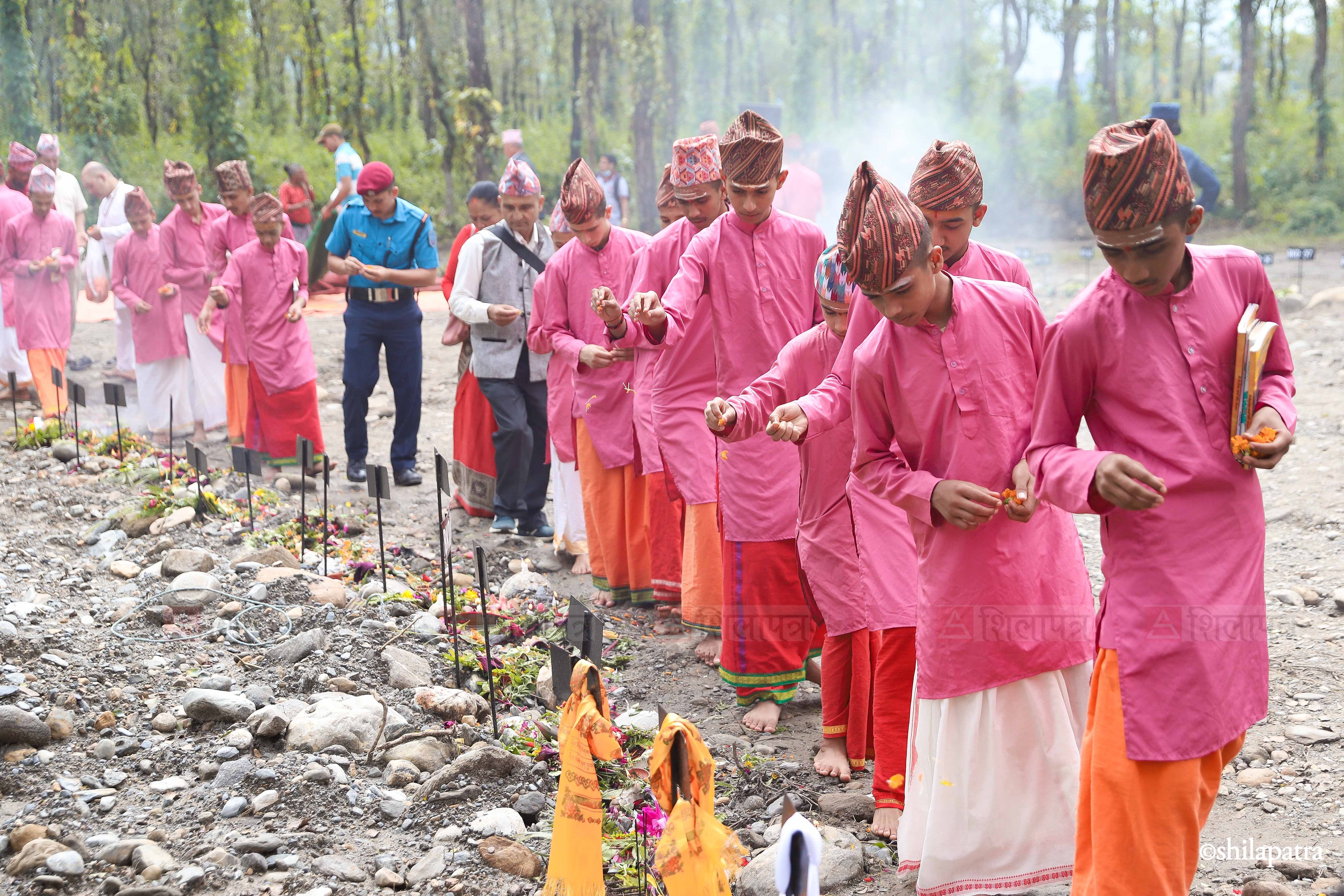रसुवा बाढीमा ज्यान गुमाएकाको सम्झनामा पोखरामा दीप प्रज्वलन (तस्वीरहरू)