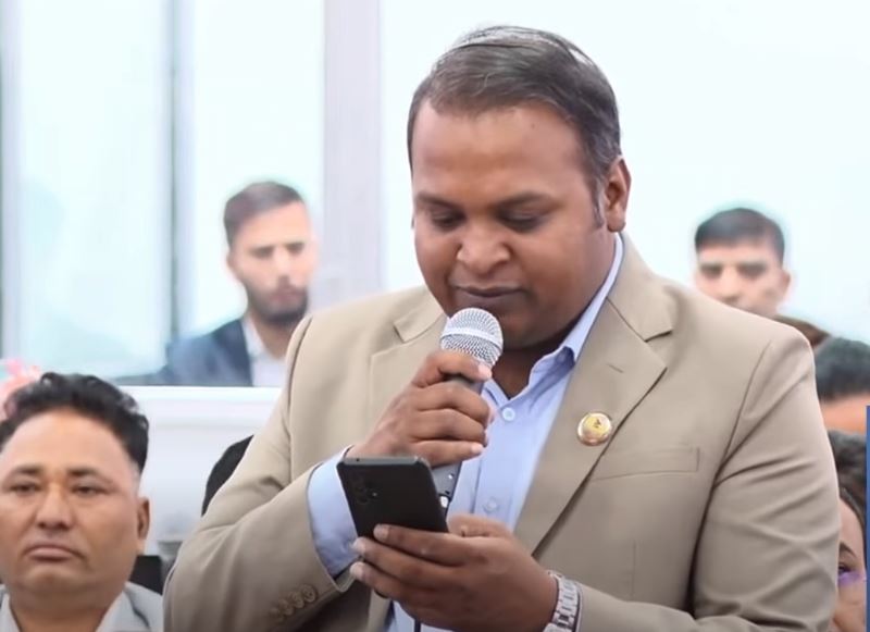 रास्वपा सांसदले बोल्दै गर्दा कसैले भन्यो– झ्याउ लागिसक्यो, चिया खान जाऊँ ब्रदर !