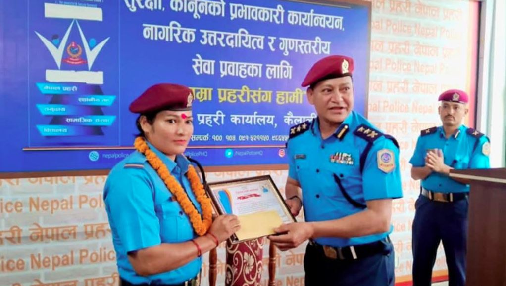 बाटोमै प्रसूति गराउन सहयोग गर्ने प्रहरी जवान देउवा पुरस्कृत