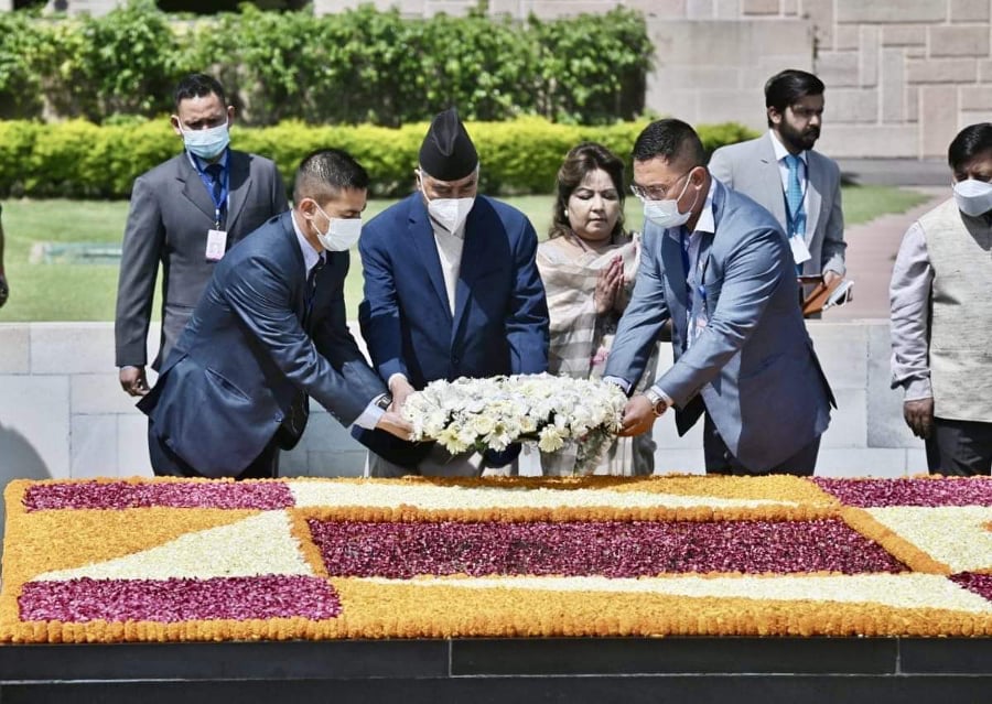 प्रधानमन्त्री देउवाद्वारा गान्धीको समाधिस्थलमा पुष्पगुच्छा अर्पण