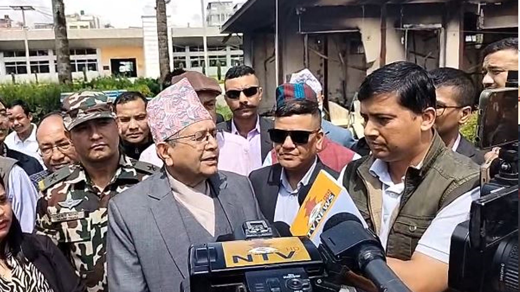 जलाइएको भवन हेरेपछि सभामुखले भने- संसद विघटन नगरी समाधान खोजेको भए हुन्थ्यो 