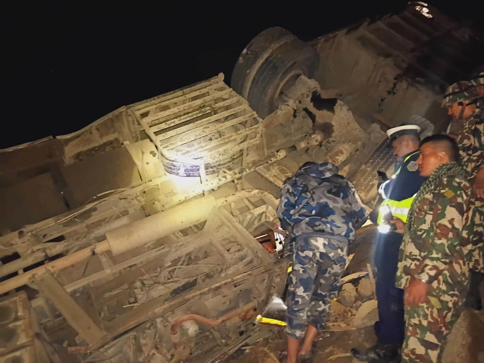 पोखराबाट काठमाडौं आउँदै गरेको बस त्रिशूलीमा खस्यो, १७ जनाको मृत्यु, २४ घाइते