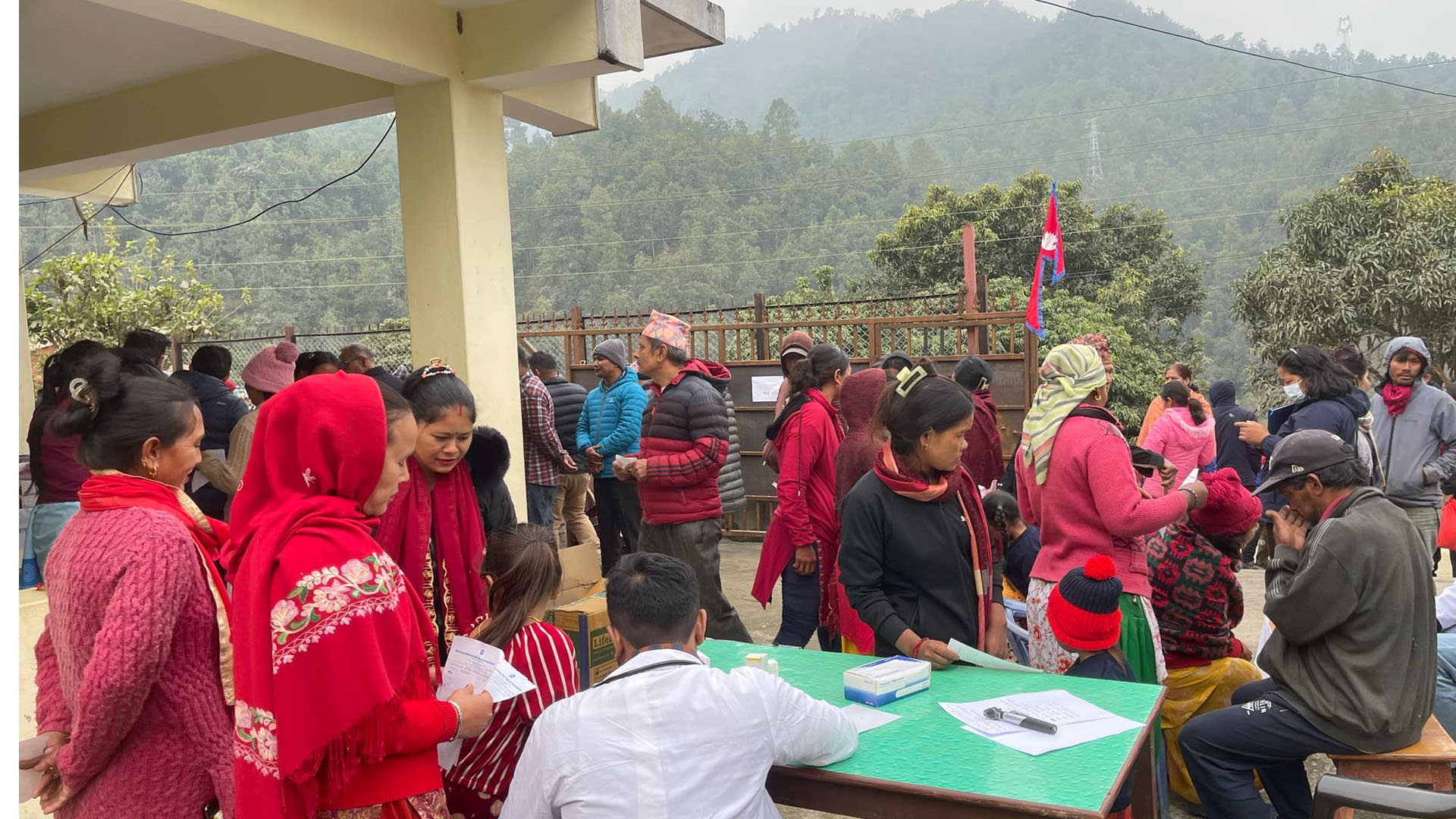 धादिङको गजुरीमा स्वास्थ्य शिविर, चिकित्सक भन्छन्, 'रोग पालेर बसेका छन् दुर्गमका बिरामी'