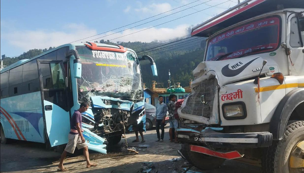 धादिङको गल्छीमा बस दुर्घटना, ११ घाइते