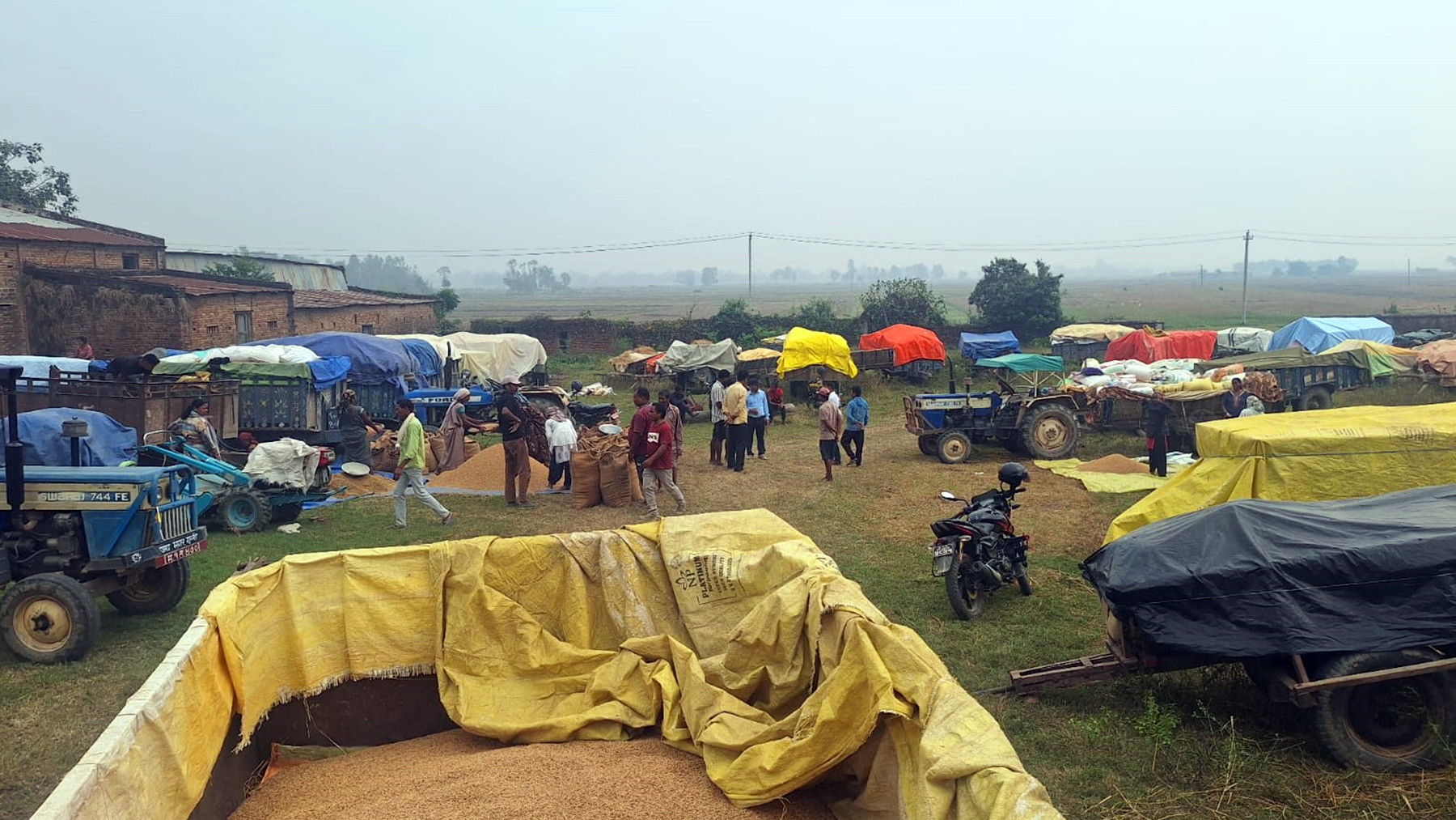 धान बेच्न किसान रातभर लाइनमा