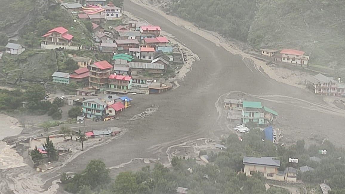धरालीका २५ होटल र गेस्टहाउस बाढीले बगायो