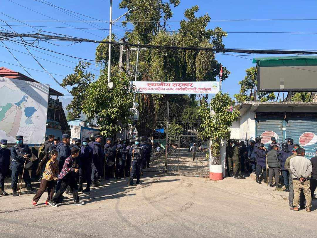 आफ्नो कार्यकक्षमा राष्ट्रपति र प्रधानमन्त्रीको फोटो राख्न हर्क साम्पाङलाई तीनदिने अल्टिमेटम