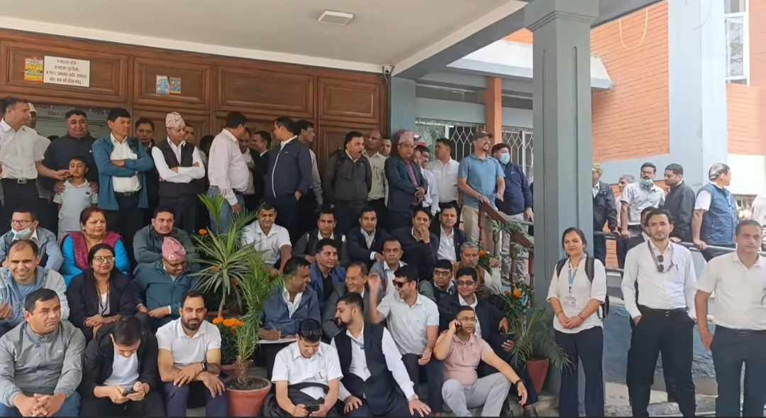 निजामती विधेयक विभेदकारी भएको भन्दै विरोधमा उत्रिए कर्मचारी