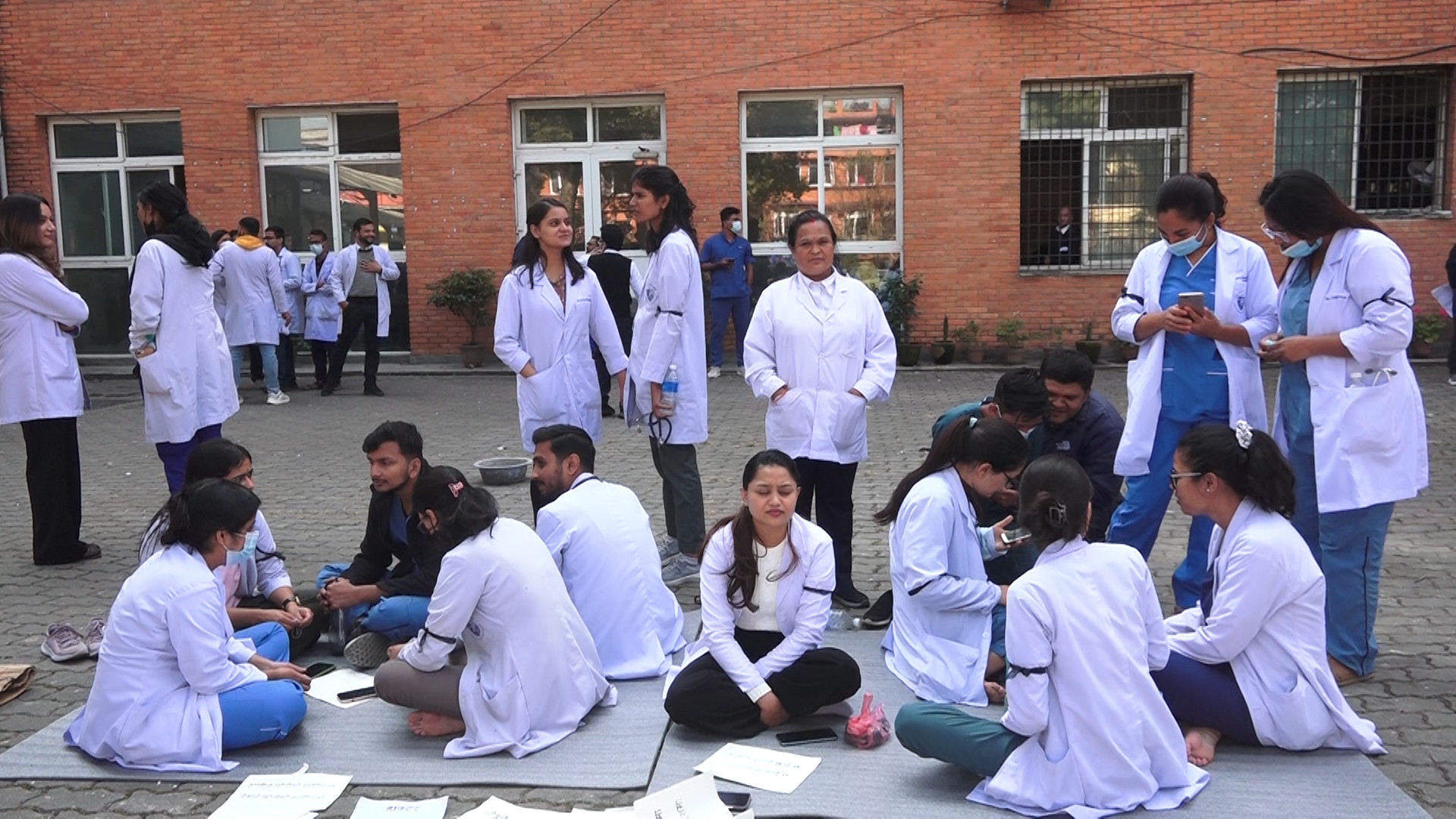 चिकित्सक कुटपिटको विरोधमा पाटन अस्पतालमा आकस्मिकबाहेकका सेवा ठप्प