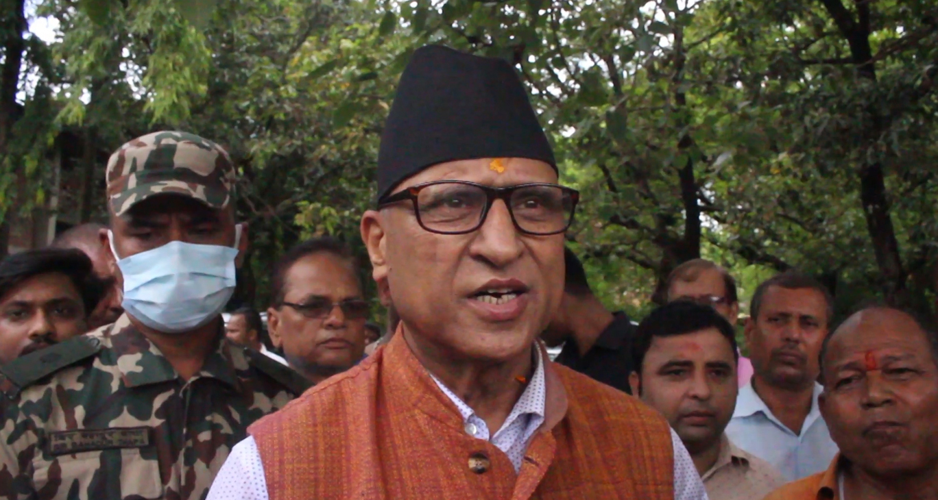 दार्चुलामा विद्यालयमा चुनावी सभा गरेकोभन्दै मन्त्री बडूलाई आयोगले सोध्यो स्पष्टीकरण