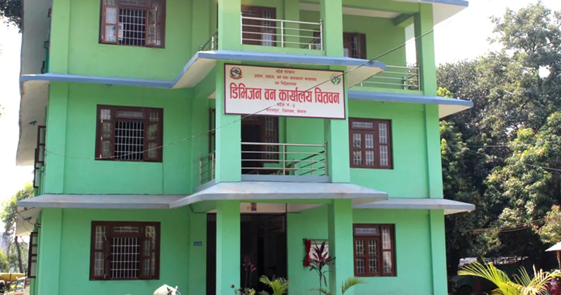 भूकम्प प्रभावित बसेको बस्ती हटाउँदै डिभिजन वन कार्यालय
