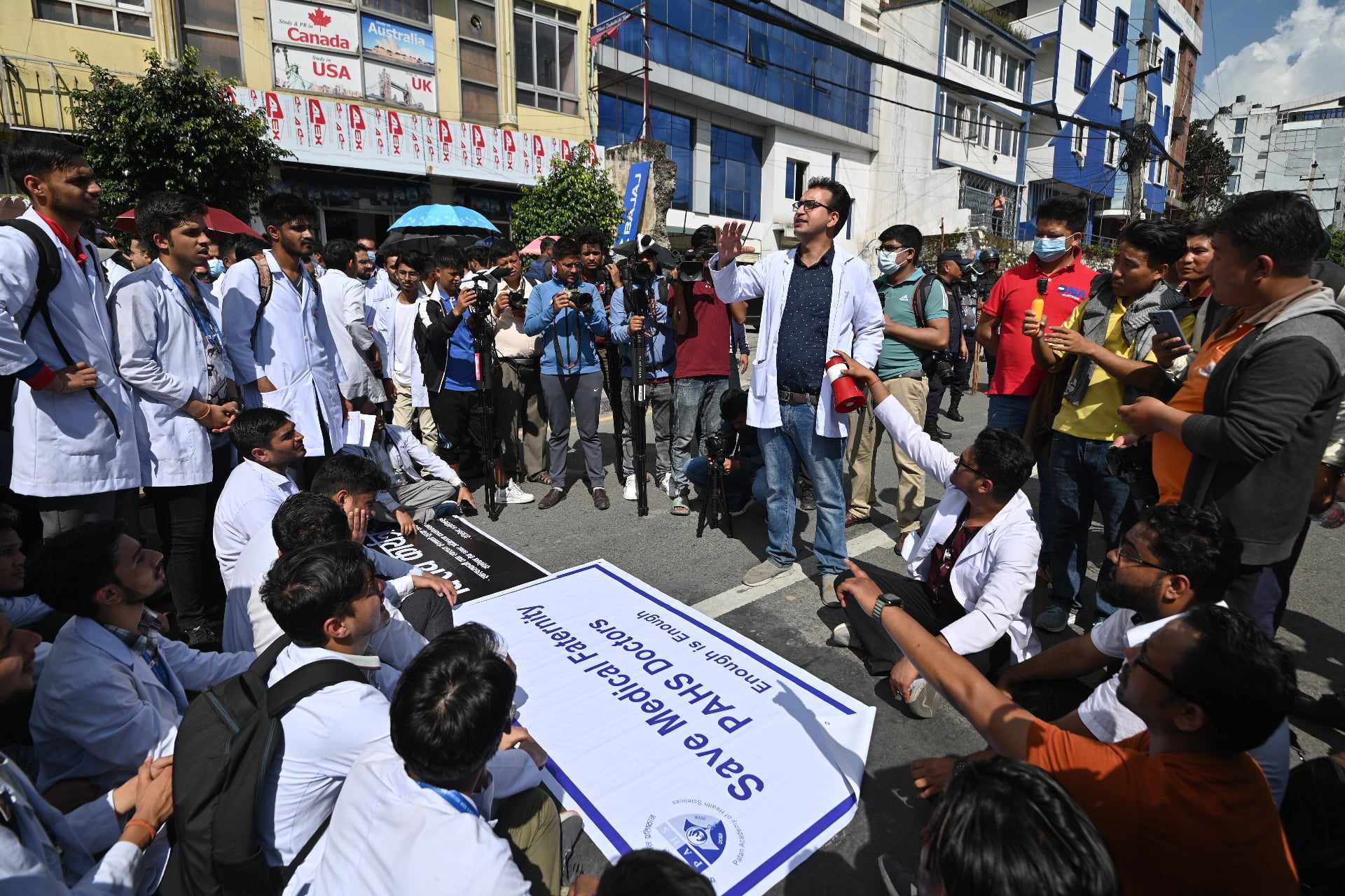 ‘जेन–जी डाक्टरलाई न्याय दे’ भन्दै माइतीघरमा चिकित्सकको प्रदर्शन