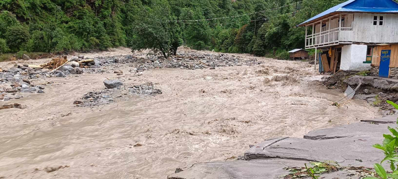 दोलखामा बाढीले तीन घर बगायो, एक जना बेपत्ता