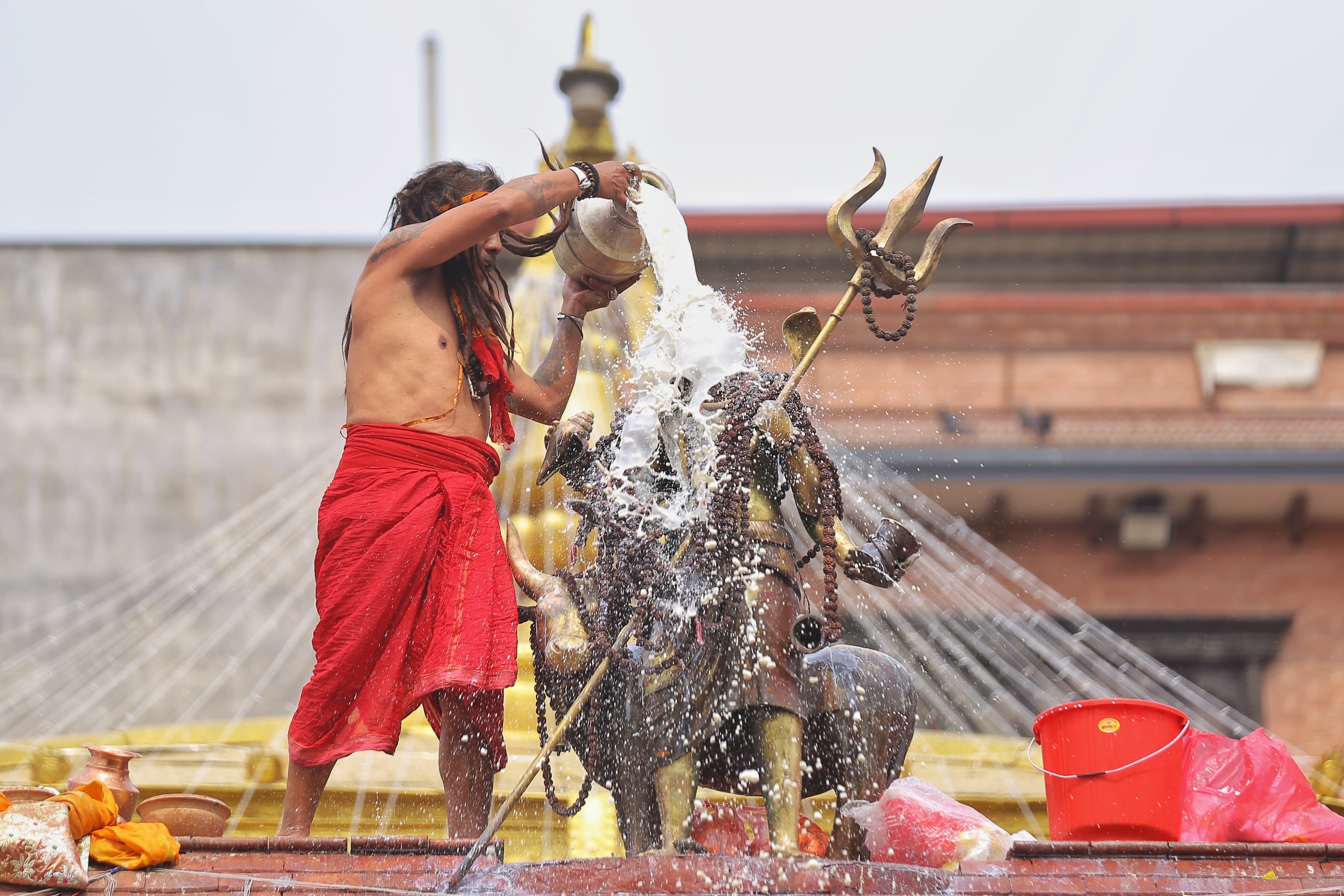 सानो पशुपतिनाथमा महादेव मूर्तिको रुद्राभिषेक (तस्वीरहरू)
