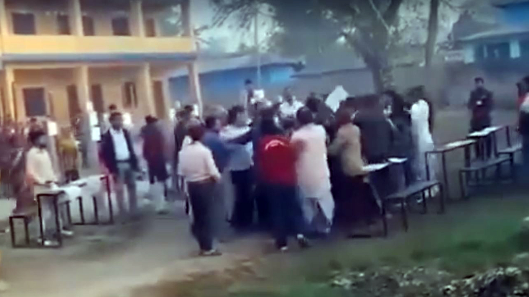 सर्लाही– ४ को बसबरियास्थित मतदानकेन्द्रमा झडपपछि पुन: मतदान सुरु