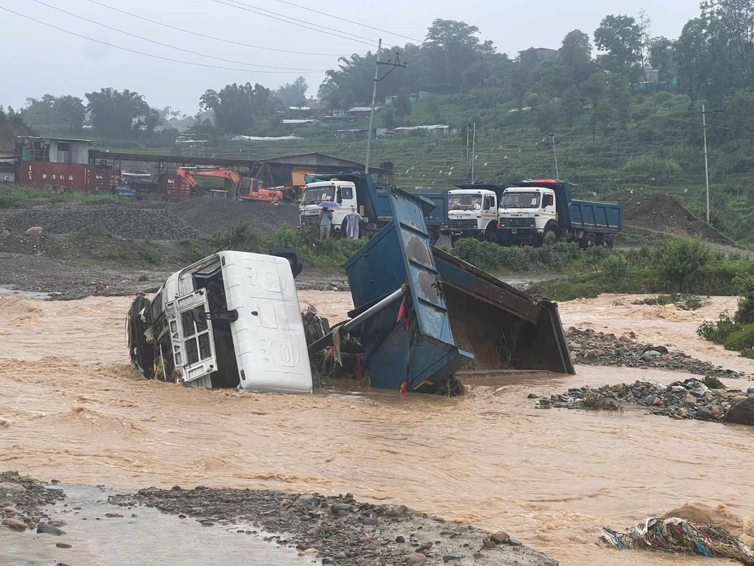 ललितपुरमा बाढीले बगायो टिपर 