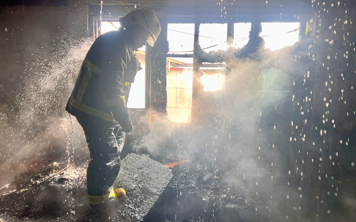 दरबारमार्गस्थित उडल्यान्ड होटलमा लागेको आगो नियन्त्रणमा, हेर्नुहोस् १३ तस्वीर