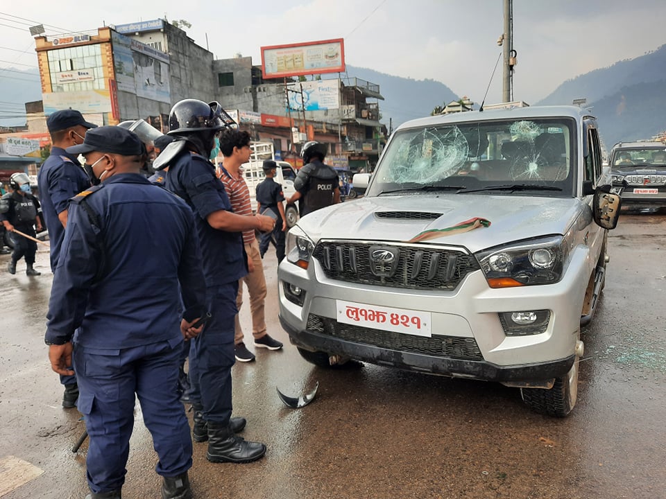 प्रदेश- ५ को राजधानी दाङ बनाउने प्रस्तावको नेविसंघद्वारा विरोध, ३ वटा गाडीमा तोडफाेड