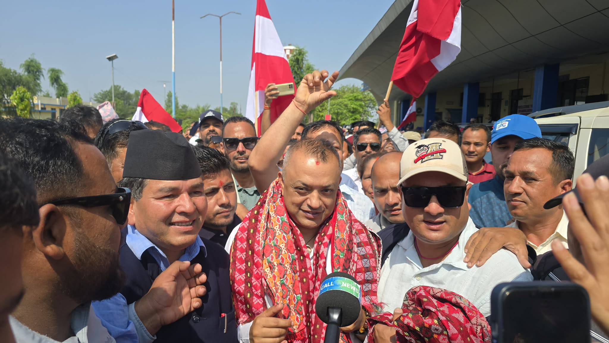 धनगढी आइपुगे गगन, ‘सभापति मान्न सकिन्नँ’ भनेका मुख्यमन्त्री स्वागत गर्न विमानस्थलमै पुगे