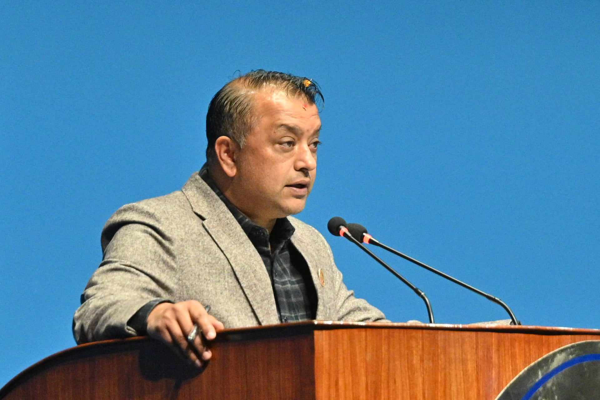 रास्वपाप्रति गगनको टिप्पणी- जादुगर हुँ भन्दै आएर संविधानमाथि प्रहार गरिरहेका छन्