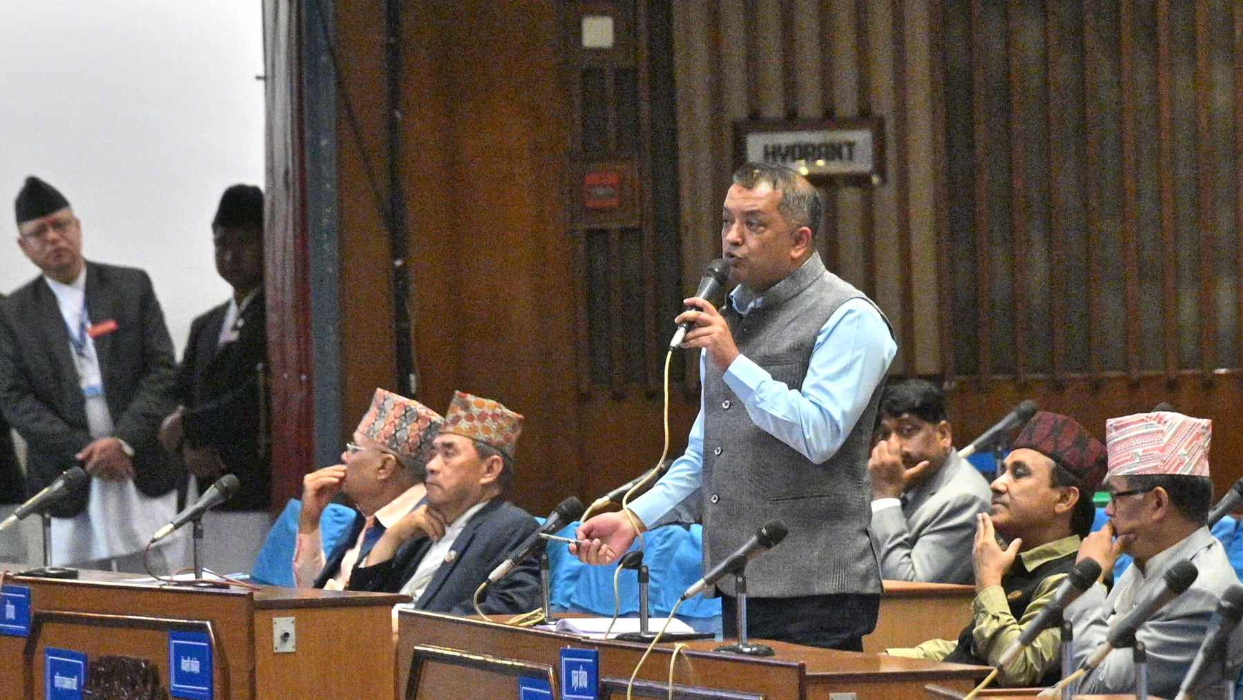 प्रचण्डलाई गगनको सुझाव- नटेर्ने मन्त्री फेर्ने,  नसके बालुवाटारबाट डेरा सर्ने