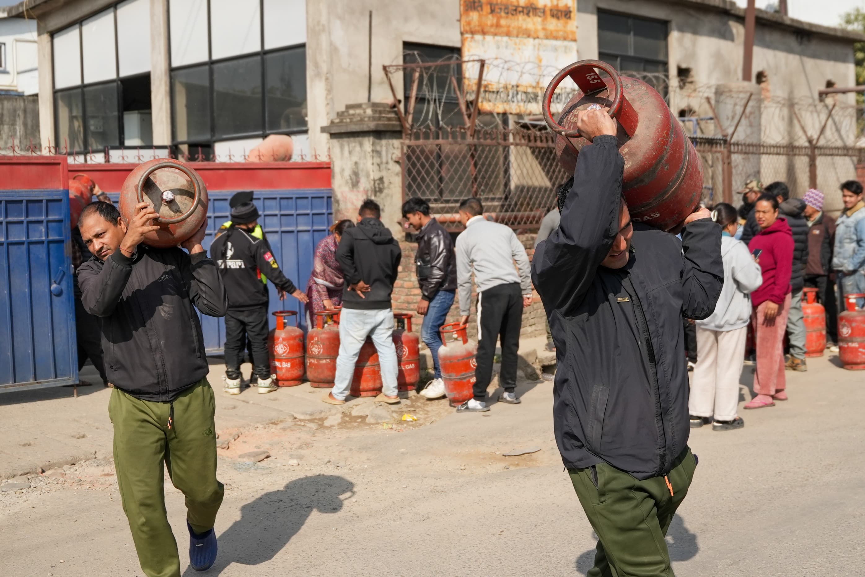 ग्यास अभावले बजार तरङ्गित, बालाजु औद्योगिक केन्द्रमै उपभोक्ताको घुँइचो (तस्वीरहरू)