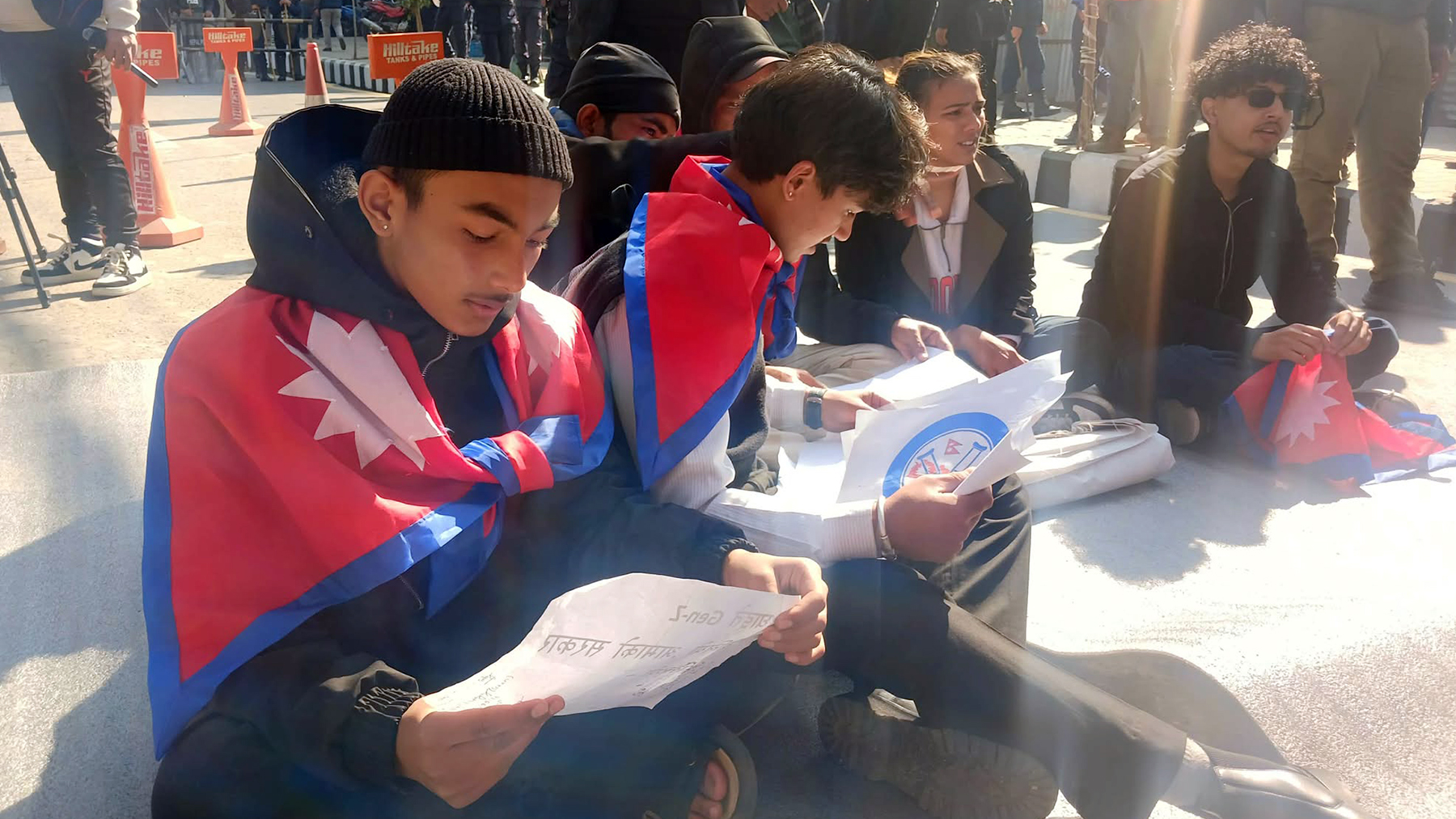 माइतीघरमा जेन–जी: हिजो प्रहरीसँग धक्कामुक्की, आज ‘म्याटरेस’मा बसेर धर्ना (तस्वीरहरू)