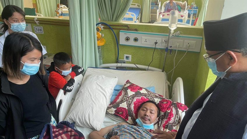 जनयुद्धका घाइतेलाई भेटेर बालुवाटार गएका प्रचण्डले प्रधानमन्त्रीलाई भने- राहत दिइयाेस्
