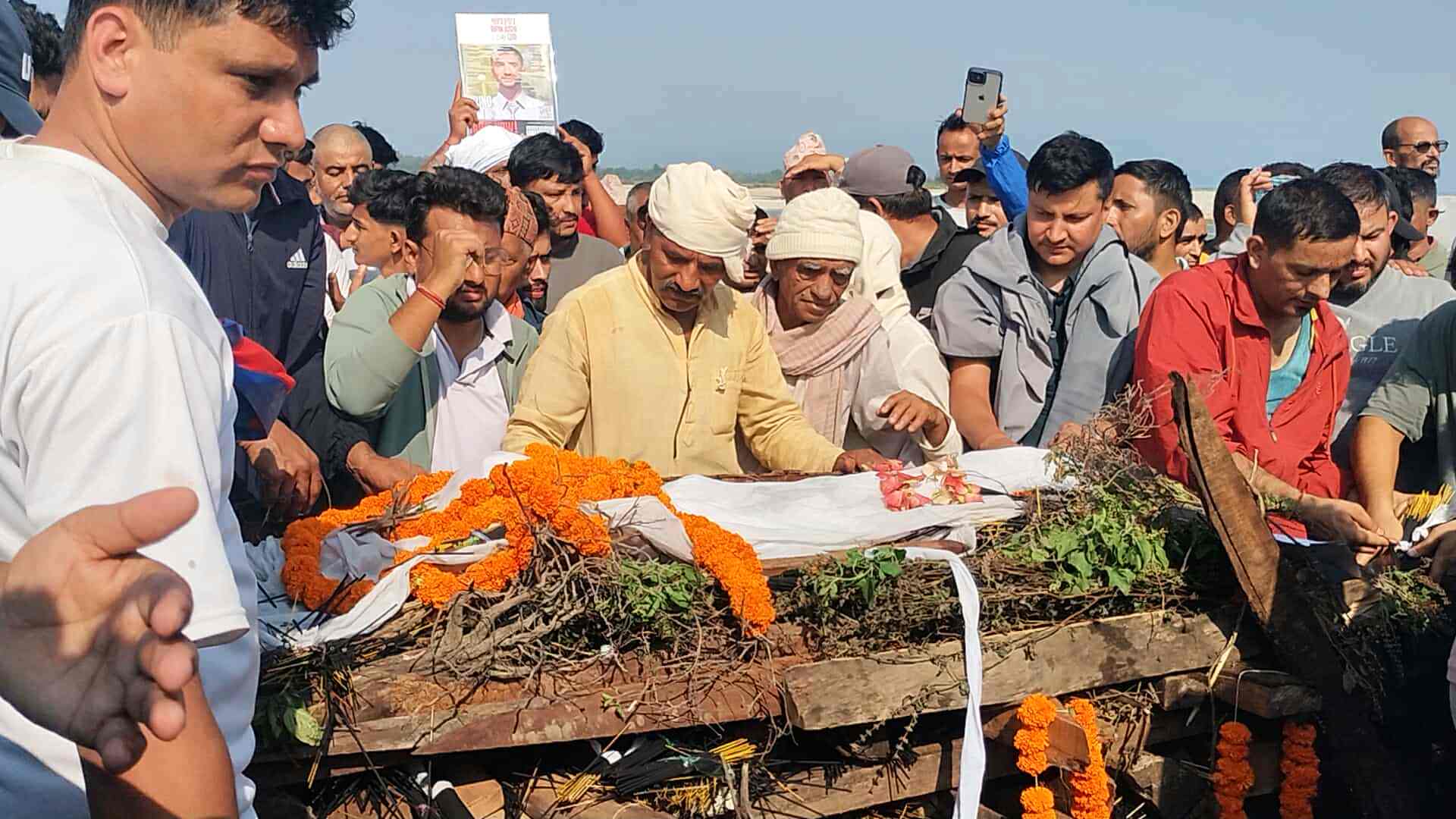 विपिन जोशीको आज राष्ट्रिय सम्मानका साथ अन्तिम संस्कार गरियो