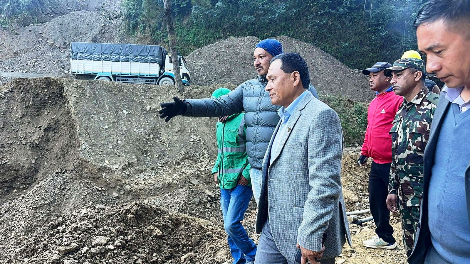 पूर्वाधारमन्त्री घिसिङले गरे कान्ति लोकपथको स्थलगत निरीक्षण (तस्वीरहरू)