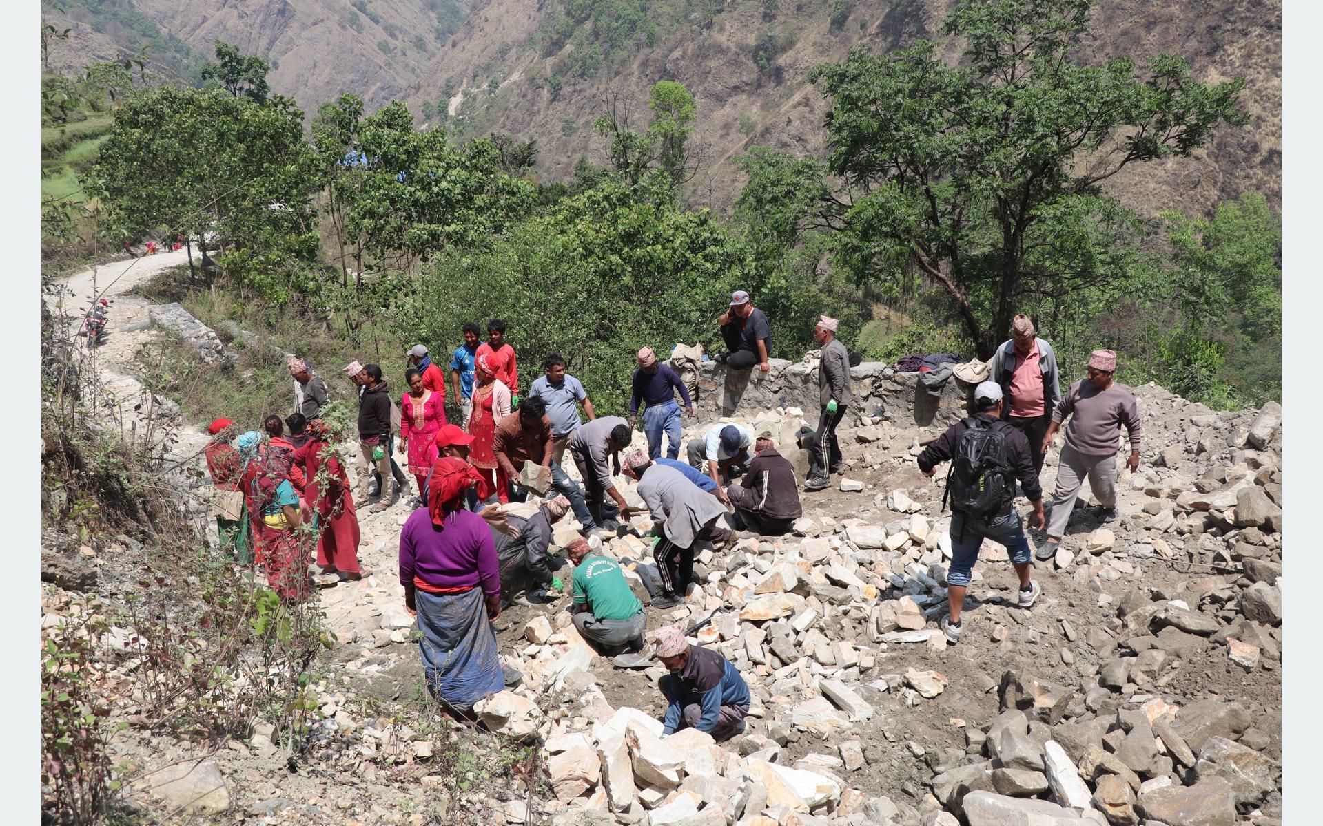 पर्यटकीयस्थल घोरेपानी जोड्ने सडक श्रमदानबाट मर्मत