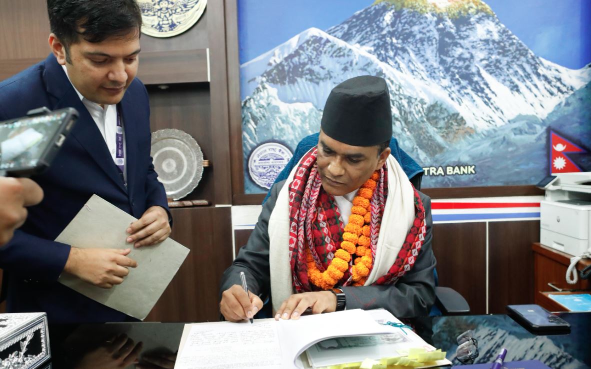 राष्ट्र बैंकका गभर्नर पौडेलले गरे पदभार ग्रहण (फोटो फिचर)
