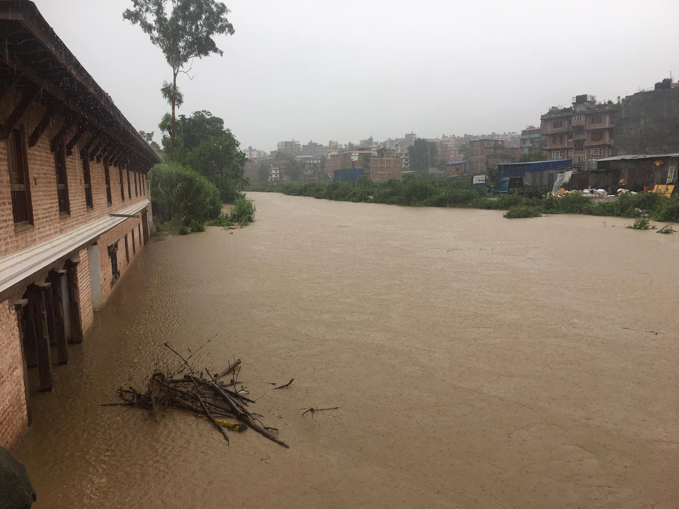 भक्तपुरमा हनुमन्ते खोलाको बाढी बस्तीमा पस्यो