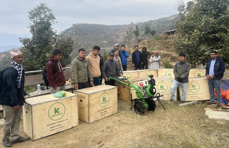 हलेसी तुवाचुङका कृषक समूहलाई अनुदानमा हातेट्याक्टर