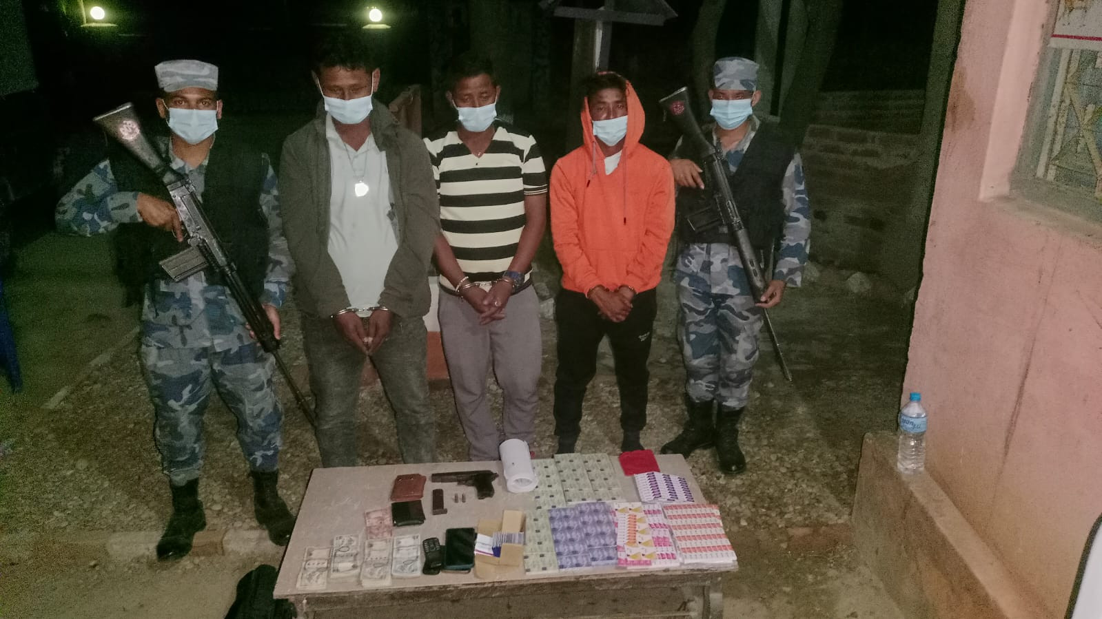 सिरहाको लहान नगरपालिकाबाट हातहतियारसहित तीन जना पक्राउ