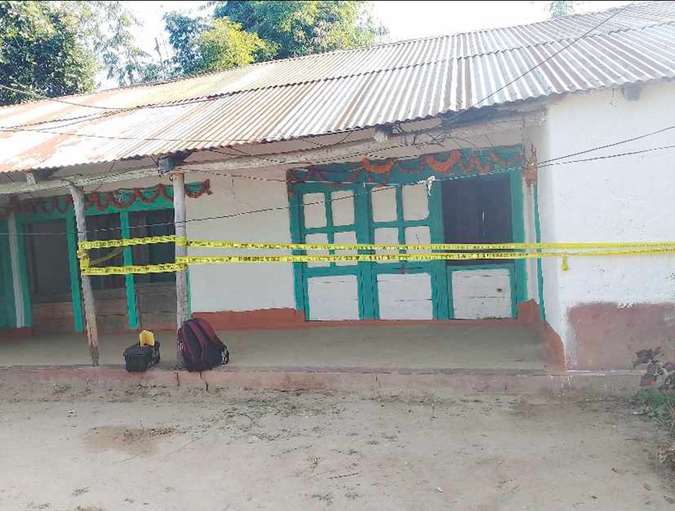 रक्सीले मातेका टीकाले श्रीमती र छाेरालाई मारे, ६ वर्षकी छाेरी छिमेकीलाई सुम्पेर आफू पनि झुण्डिए