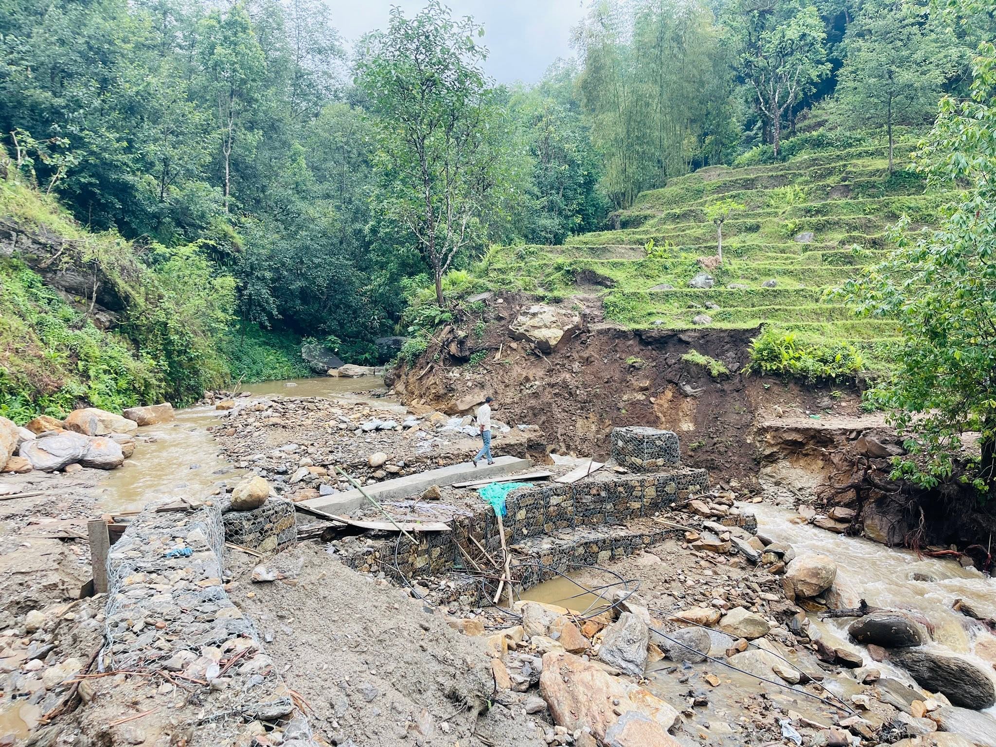 पहिराेले पाँचखपन-चैनपुर सडक अवरुद्ध