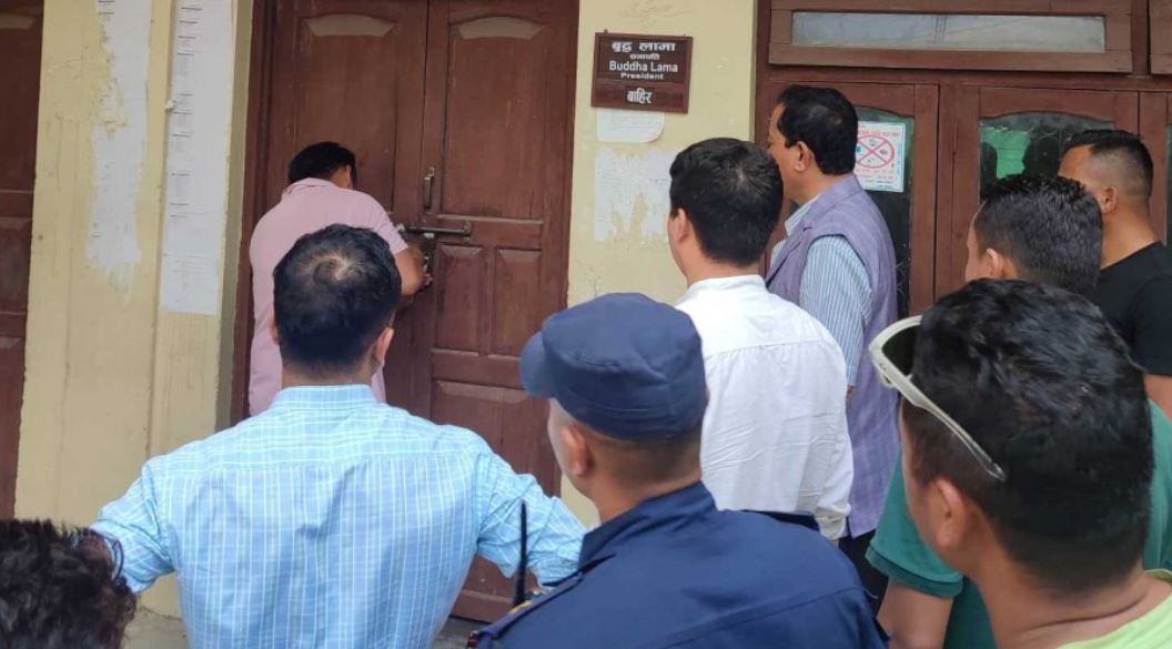 हेटौँडामा मेयर माग्दै कांग्रेस कार्यालयमा तालाबन्दी, सभापतिले दिए कारबाहीको चेतावनी