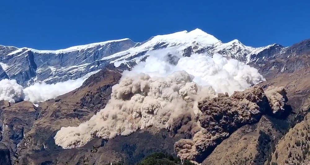 मनाङको हिम्लुङ हिमालमा हिमपहिरो, मानवीय क्षतिको आशंका