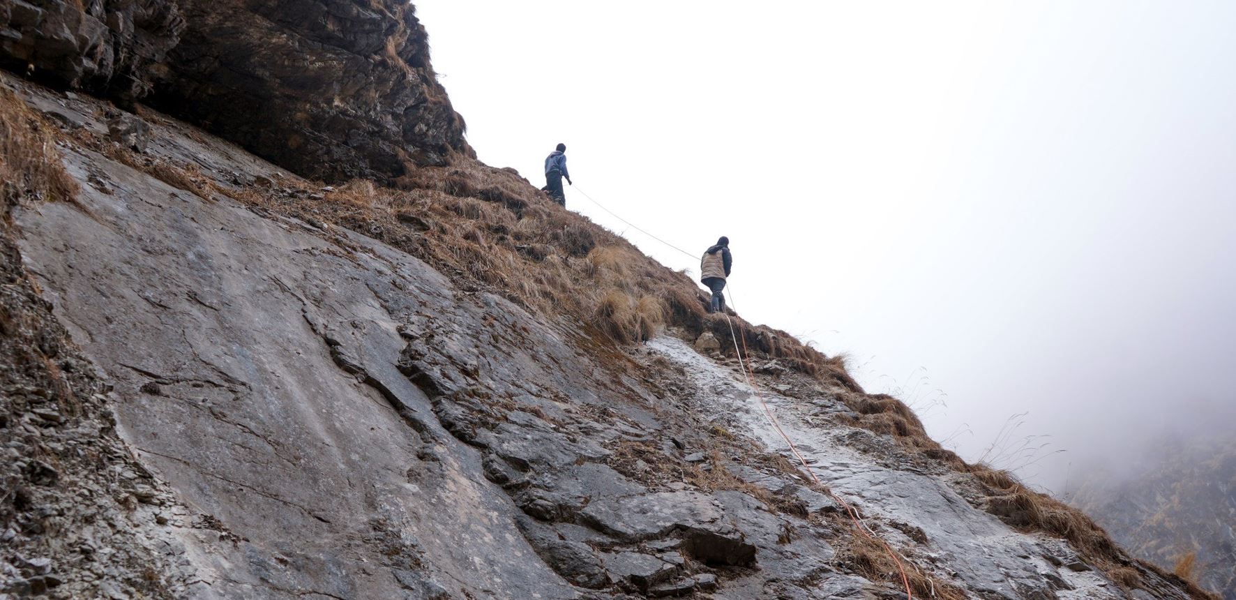 धौलागिरि आधार शिविर पुग्न जोखिमपूर्ण यात्रा, भिरमा डोरी र खरको गाँजको सहारा