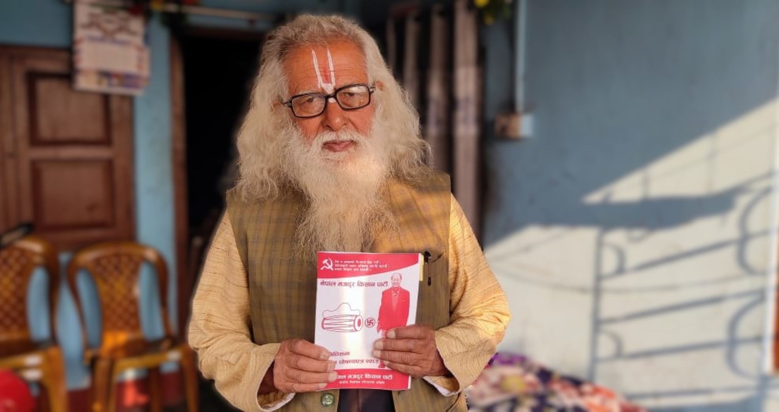 घरदैलोमा व्यस्त ८३ वर्षीय उम्मेदवार हिरण्यप्रसाद, भन्छन्– जेन–जीको पनि माया पाएको छु, चुनाव जित्छु होला