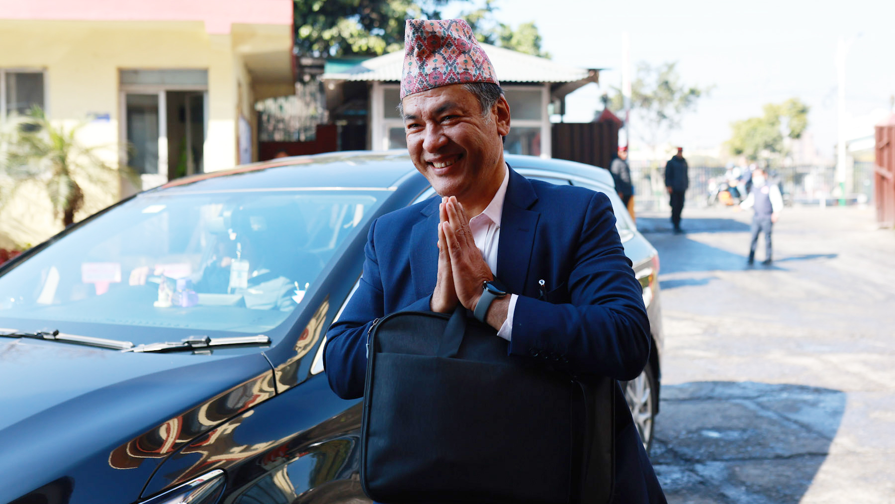 कुलमानलाई भेट्‌न पुगे हितेन्द्रदेव शाक्य, सिंहदरबारमा पालो कुर्दै