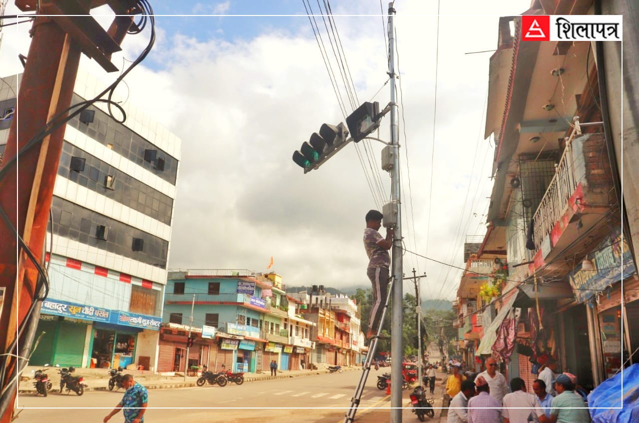 सडक सुरक्षामा वीरेन्द्रनगरः ट्राफिक बत्ती जडानसँगै आधुनिक सौर्य प्रणालीमार्फत उज्यालिए सडक