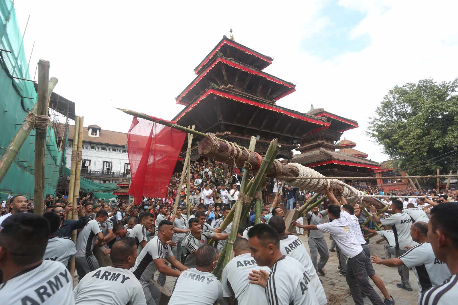 ध्वजासहितको लिङ्गो ठड्याएपछि सुरु भयो इन्द्रजात्रा