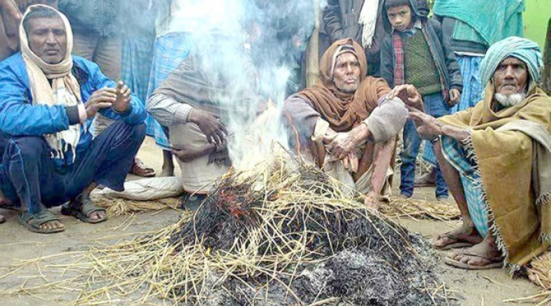 पतिङ्गर बालेर जाडाे छेकिरहेका मुसहर भन्छन्- पुस माघमा झन के हुने हाेला ?