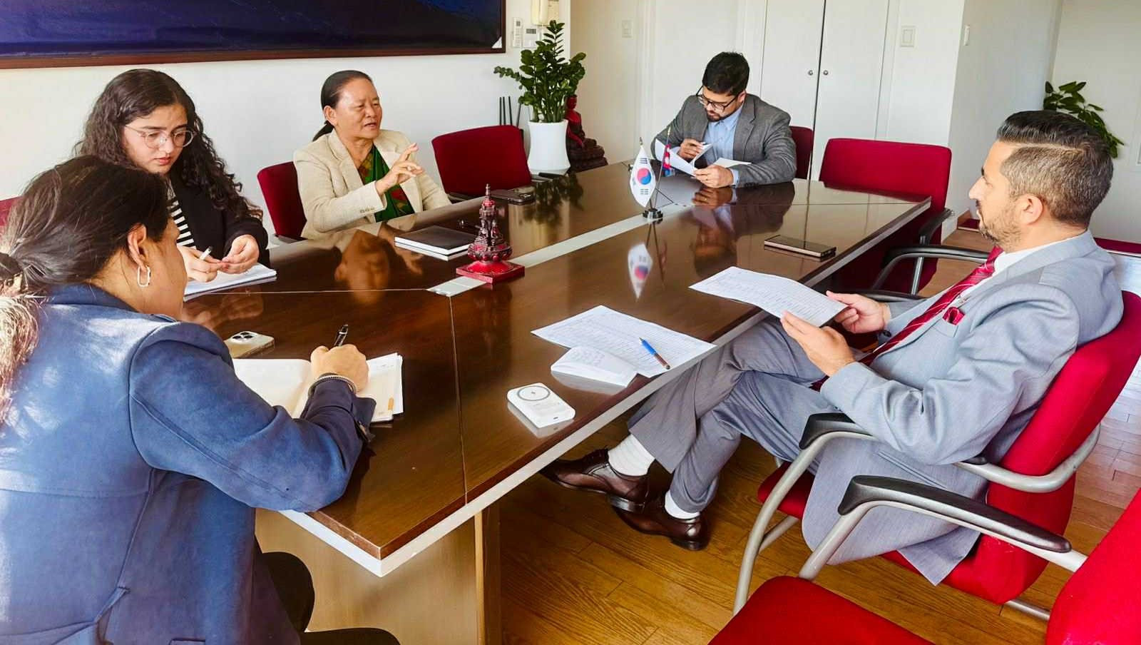 कोरियाका राजदूतलाई नेपालीको अभिभावक बनेर काम गर्न सञ्चारमन्त्रीको आग्रह