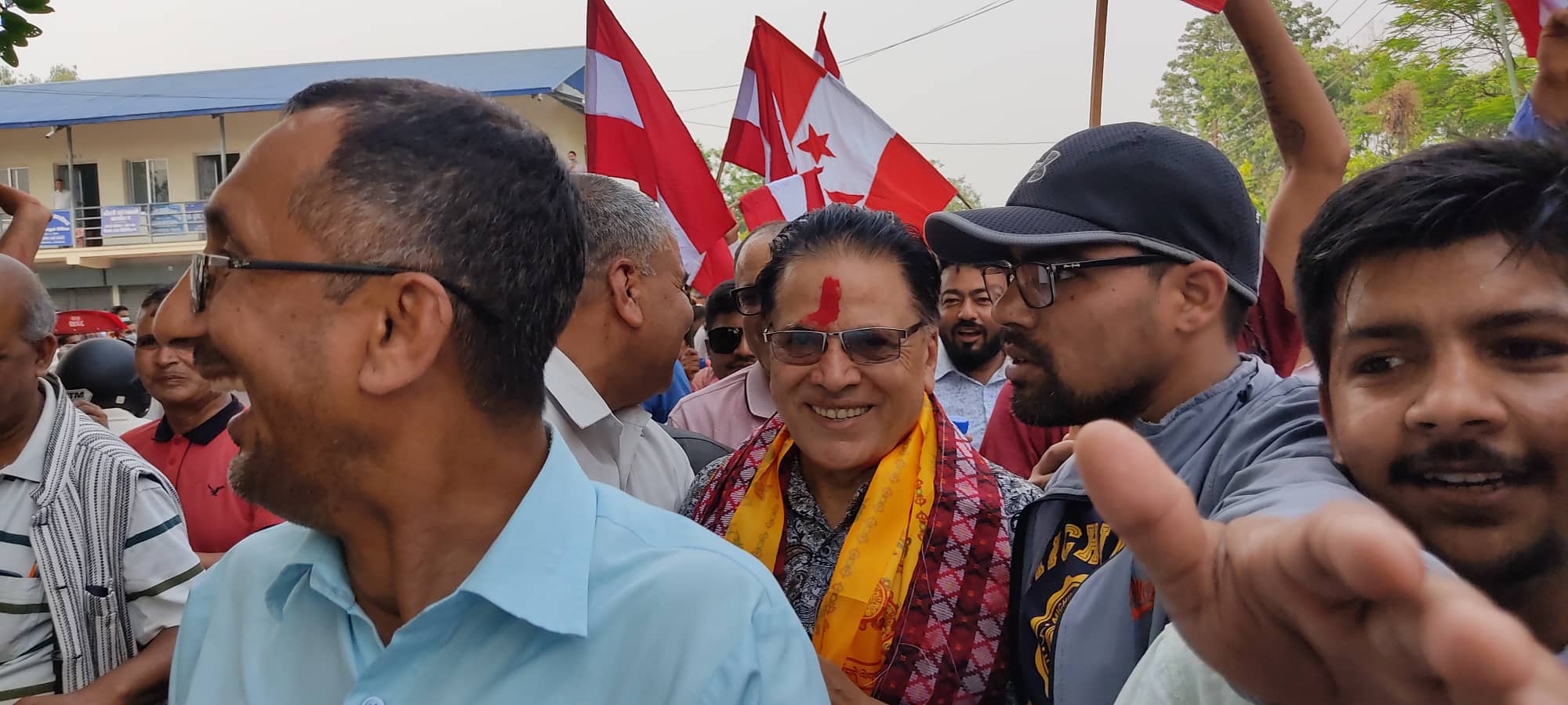 भरतपुर महानगरको मेयरमा स्वतन्त्र उम्मेदवारी दिन बाजागाजासहित पुगे कांग्रेस नेता पौडेल